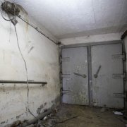dodatkowe wejscie do schronu atomowego